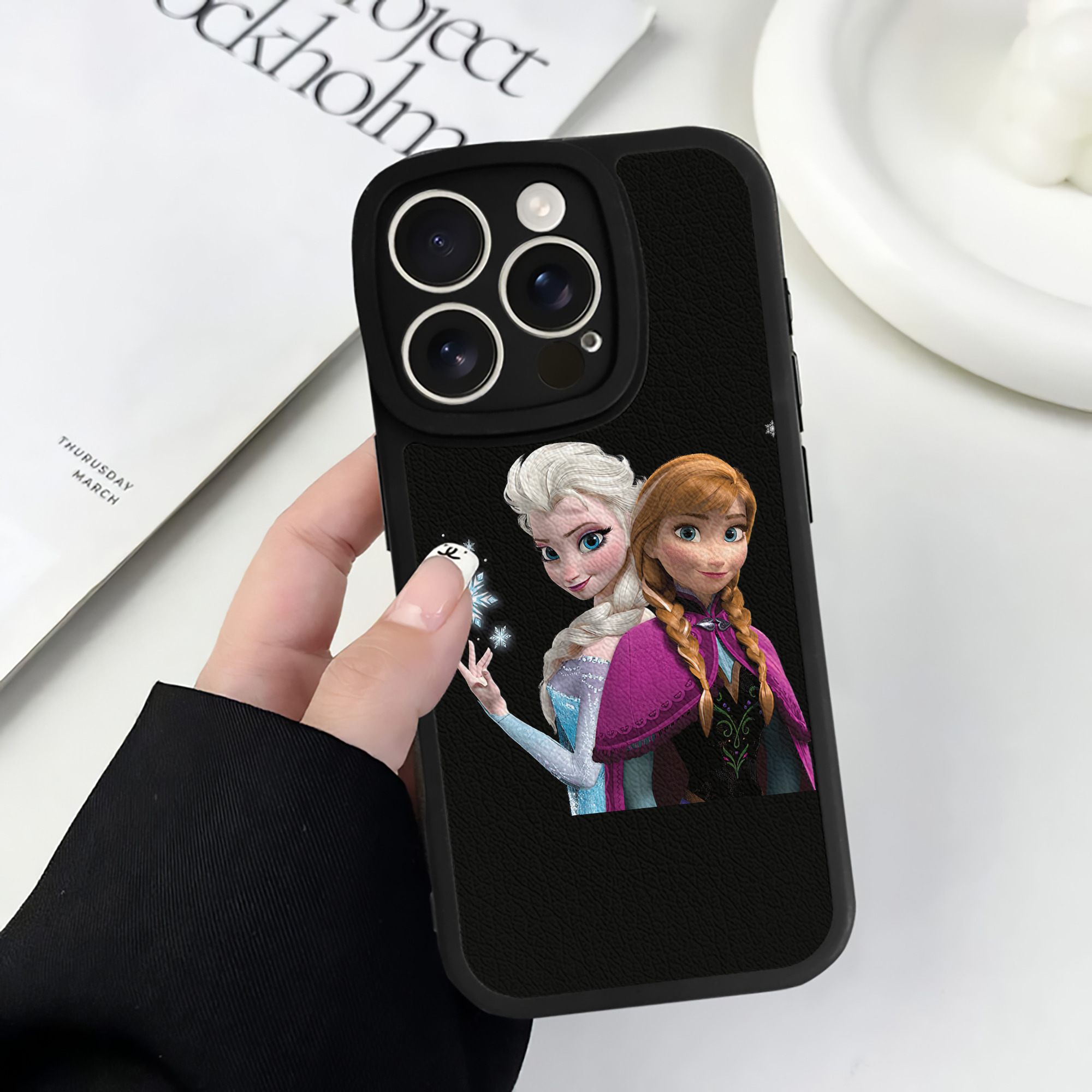 （画像用） アナと雪の女王 アンナ エルサ Frozen Anna Elsa 【iPhone 16シリーズ対応】シリコンスマホケース（レザー調） 材質：シリコン